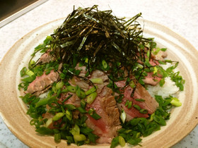 カツオ出汁のタレが優しい 和風ステーキ丼