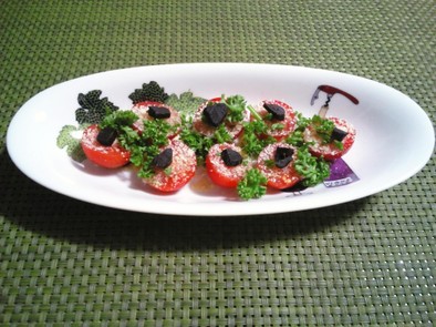 黒にんにくとプチトマトのサラダの写真