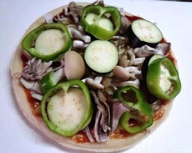 秋野菜のピザの写真
