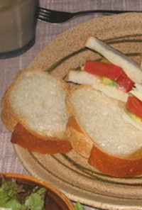 アボカドとトマトのサンドイッチ