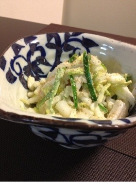 白菜とピーマン、竹輪のサラダの画像