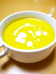 ハロウィンの食卓に♪豆乳かぼちゃスープの写真