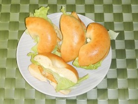 グリルドチキンのベーグルサンド
