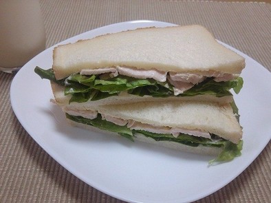 茹で鶏のサンドイッチの写真