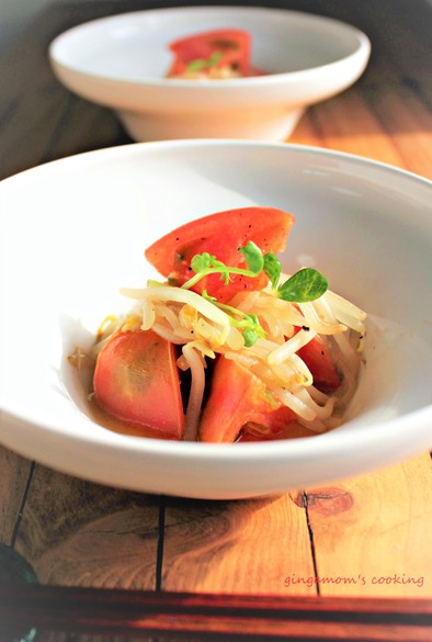 麺つゆ+ナンプラーで♪もやしとトマト炒めの写真