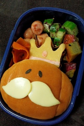 ロールパンで王様なめこ キャラ弁