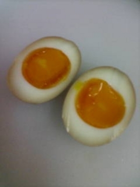 ラーメン屋さんの味付きゆで卵の画像
