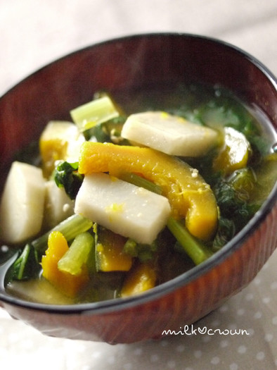 南瓜と里芋と小松菜の味噌汁の写真