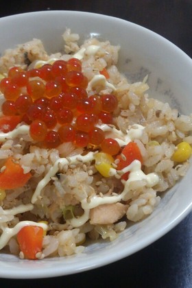 簡単☆鮭缶の味噌バター炊き込みご飯