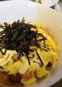 ふわふわ卵と甘辛玉ねぎの韓国スパムマヨ丼