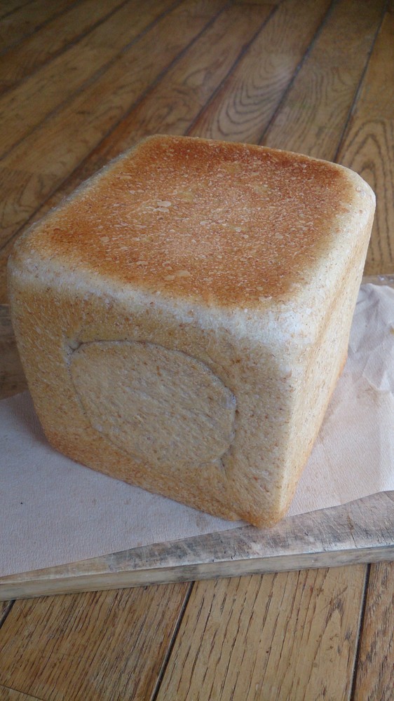 自家製リンゴ酵母の米粉食パン。の画像