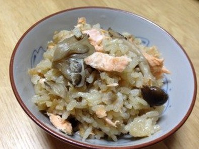 秋鮭ときのこの炊き込みご飯の写真
