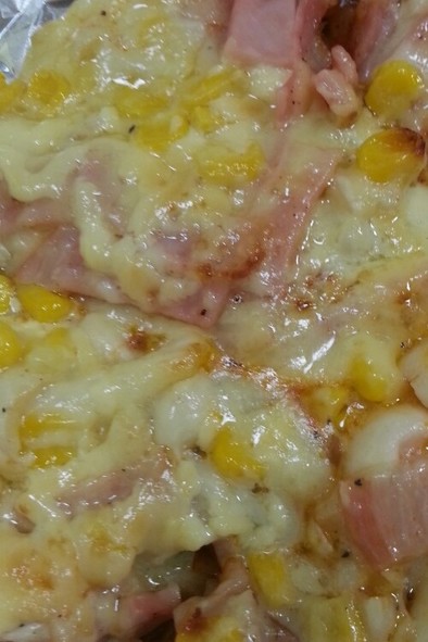 キノコのミートソースピザの写真