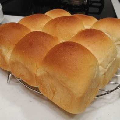 スクエア型でほんのり甘いパンの写真