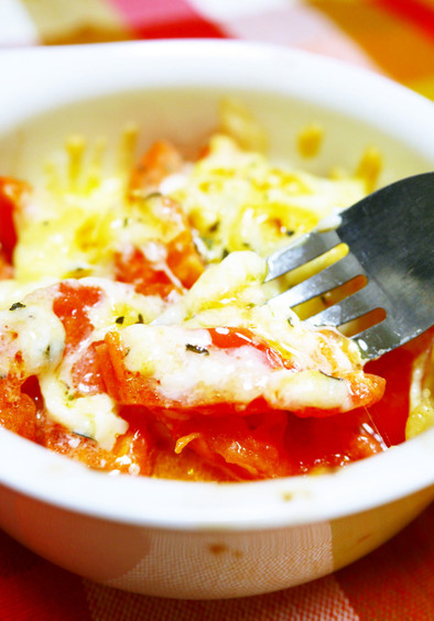 簡単にイタリアン！完熟トマトのチーズ焼きの写真
