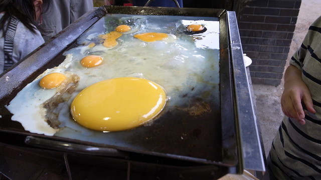 ダチョウの卵の巨大目玉焼き レシピ 作り方 By Yasstake クックパッド 簡単おいしいみんなのレシピが349万品