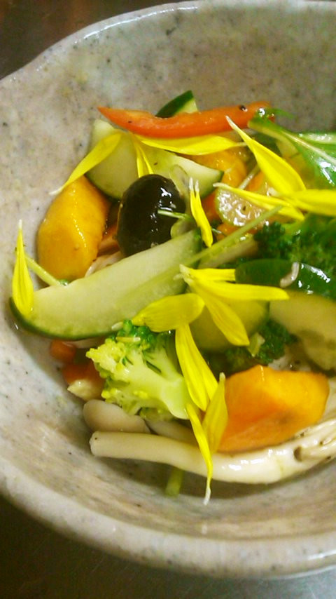 簡単おしゃれ　柿と野菜のマリネ　菊花添えの画像