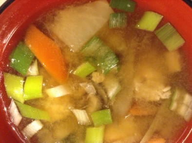 鶏だんご入り根菜の味噌汁の写真