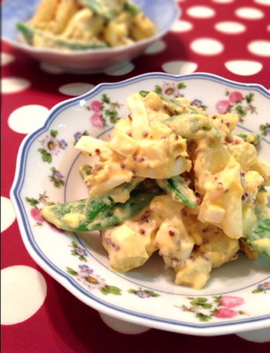 スナップエンドウとポテトの卵サラダの写真