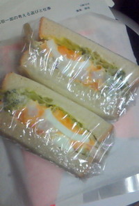 海老とブロッコリーサラダのサンドイッチ