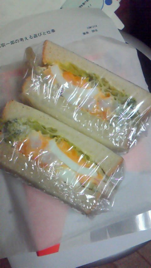 海老とブロッコリーサラダのサンドイッチの画像