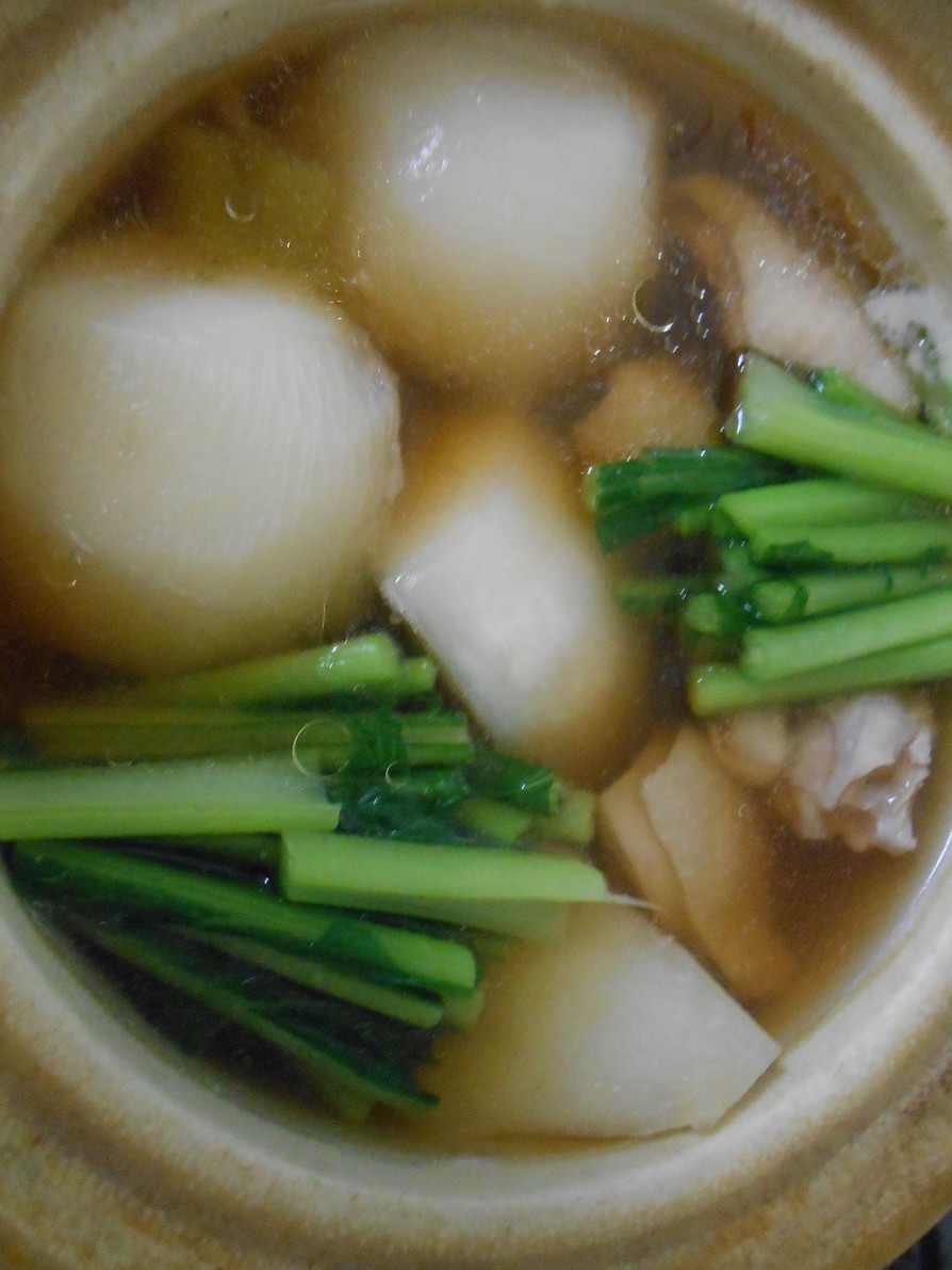 土鍋で蕪と鶏肉のスープ煮の画像