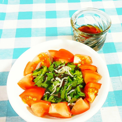 ひじきと菊菜(春菊)・トマトのサラダ♪の写真
