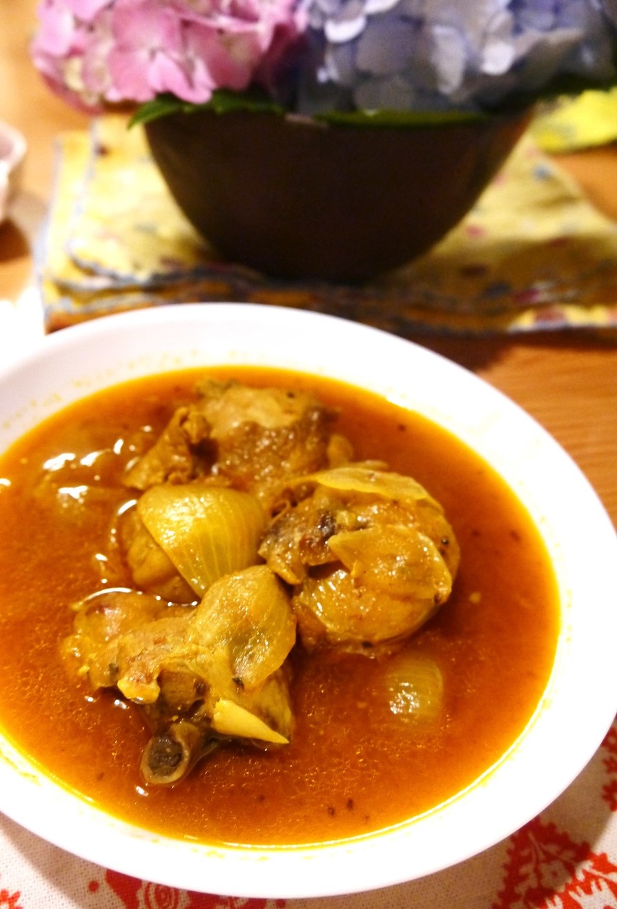 ネパール料理＝骨付き鶏のスタミナスープの画像
