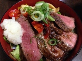 和風ソースのステーキ丼