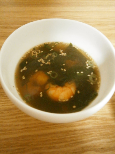 エビとわかめの中華風スープの写真