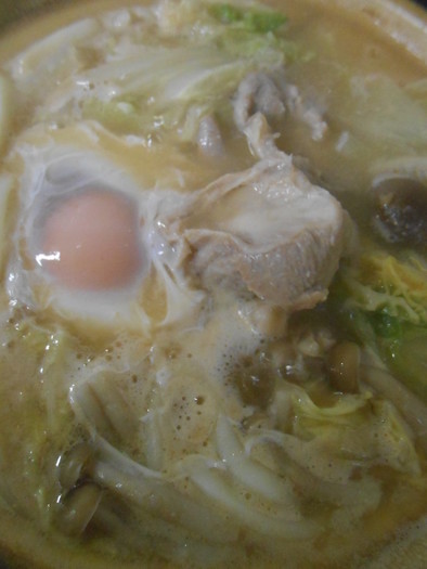 鶏肉と白菜入り味噌煮込みうどん・卵入りの写真