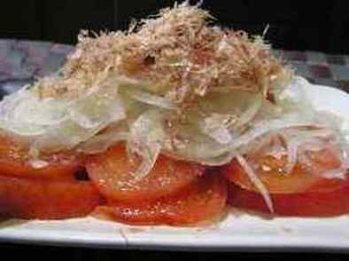 トマトと玉ねぎのおかかサラダの写真
