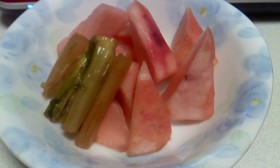 ピンク色が♡、赤かぶの漬物。大根もOK!