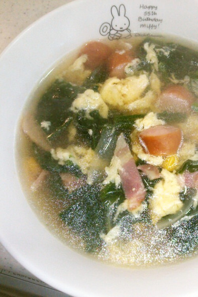給食★ふわふわ卵とウインナーのスープの写真