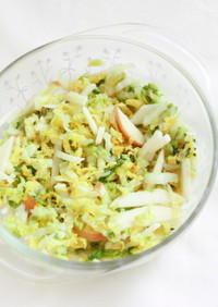 白菜と林檎のコールスロー風サラダ。