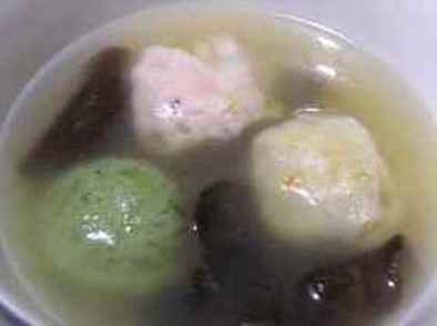中華風三色団子のスープの写真