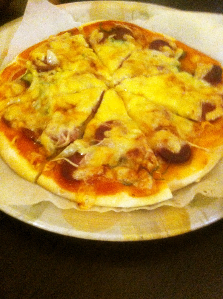 サラミ　ピーマン　トマト　オニオンのピザの画像