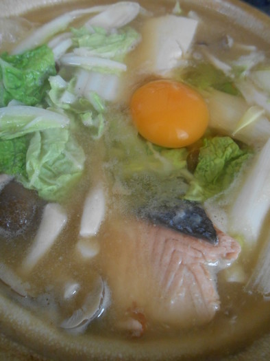 生秋鮭と白菜と豆腐入り味噌煮込み鍋の写真
