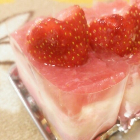 苺のマーブルレアチーズケーキ