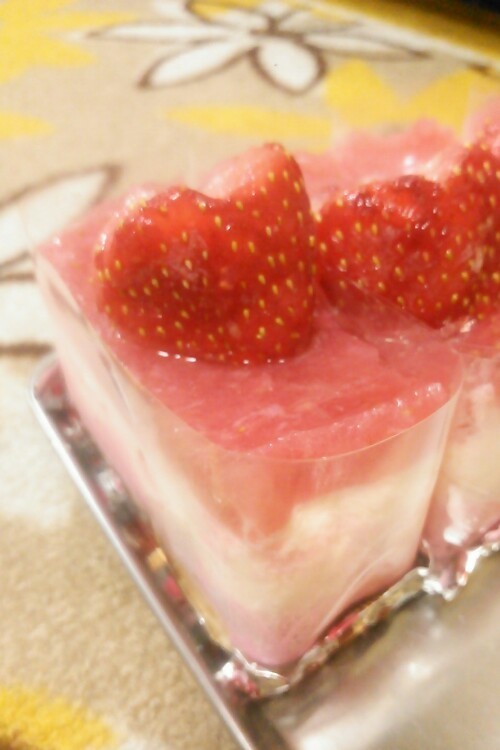 苺のマーブルレアチーズケーキの画像