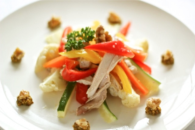 蒸し鶏とくるみのカラフル野菜サラダの画像
