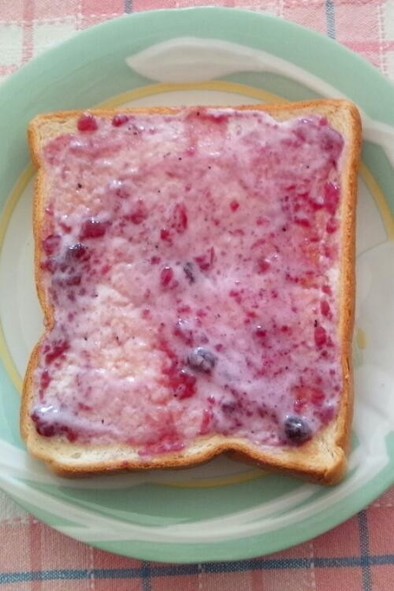 朝食に簡単♪ヨーグルトジャムのトーストの写真