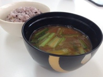 大根と小松菜の味噌汁の写真