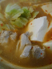 鶏肉とキャベツと豆腐の3点味噌鍋の写真