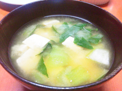 豆腐とちんげん菜の味噌汁の写真