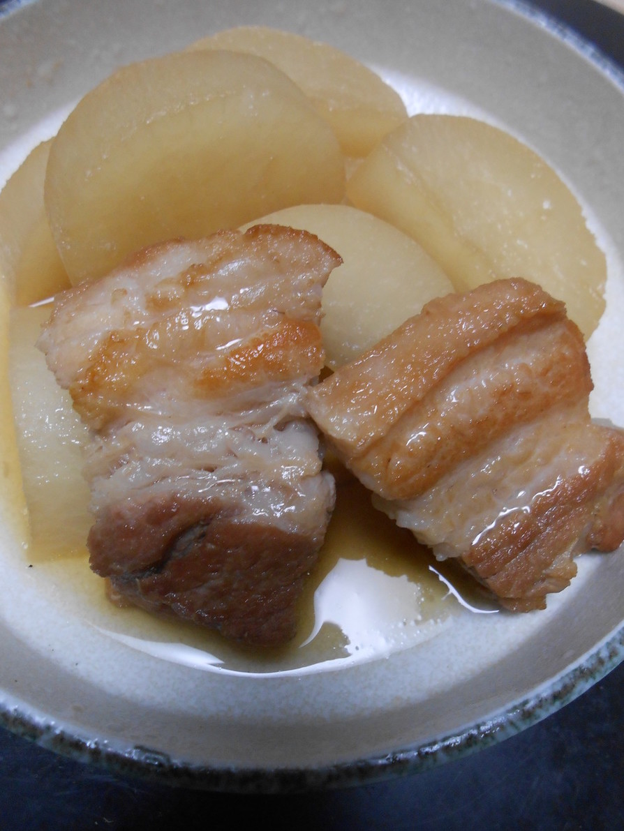 豚ばらブロック肉と大根の煮物の画像