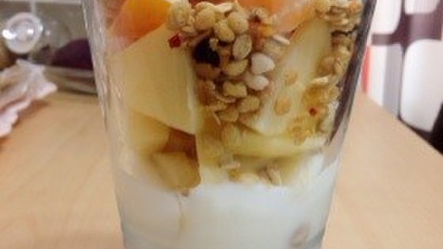 ヘルシーでおいしい！太らない食事レシピ特集 - ヨーグルトとフルーツのパフェ