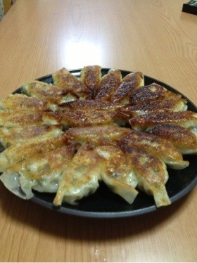 絶品!皮はパリッ中はジューシー餃子