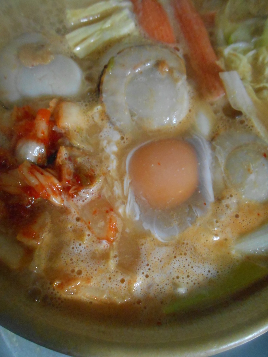 蒸しホタテとキムチと卵の味噌煮込みうどんの画像