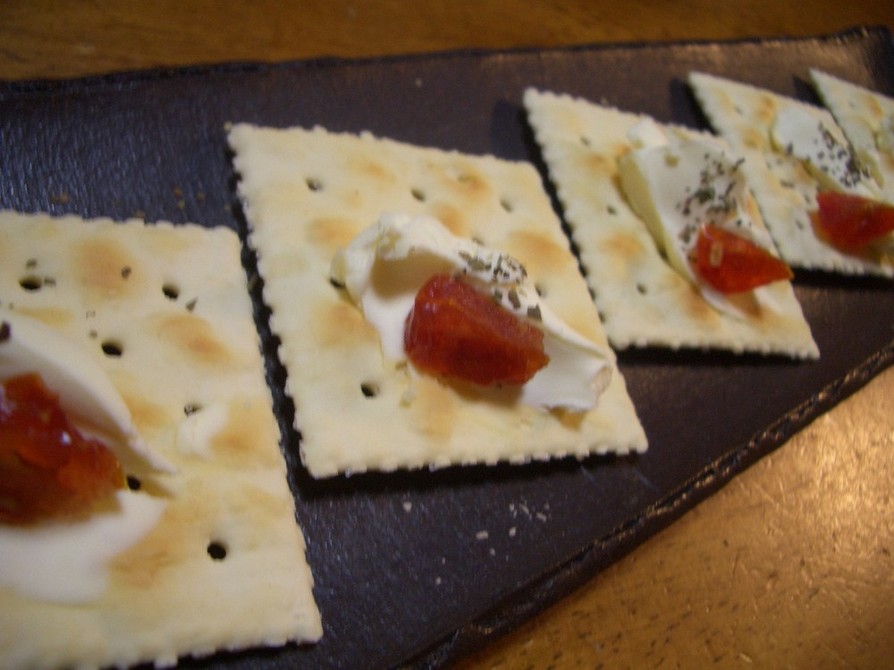 塩トマトとクリームチーズのクラッカーのせの画像